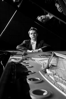 Artist photo of Hinrich Alpers - Piano