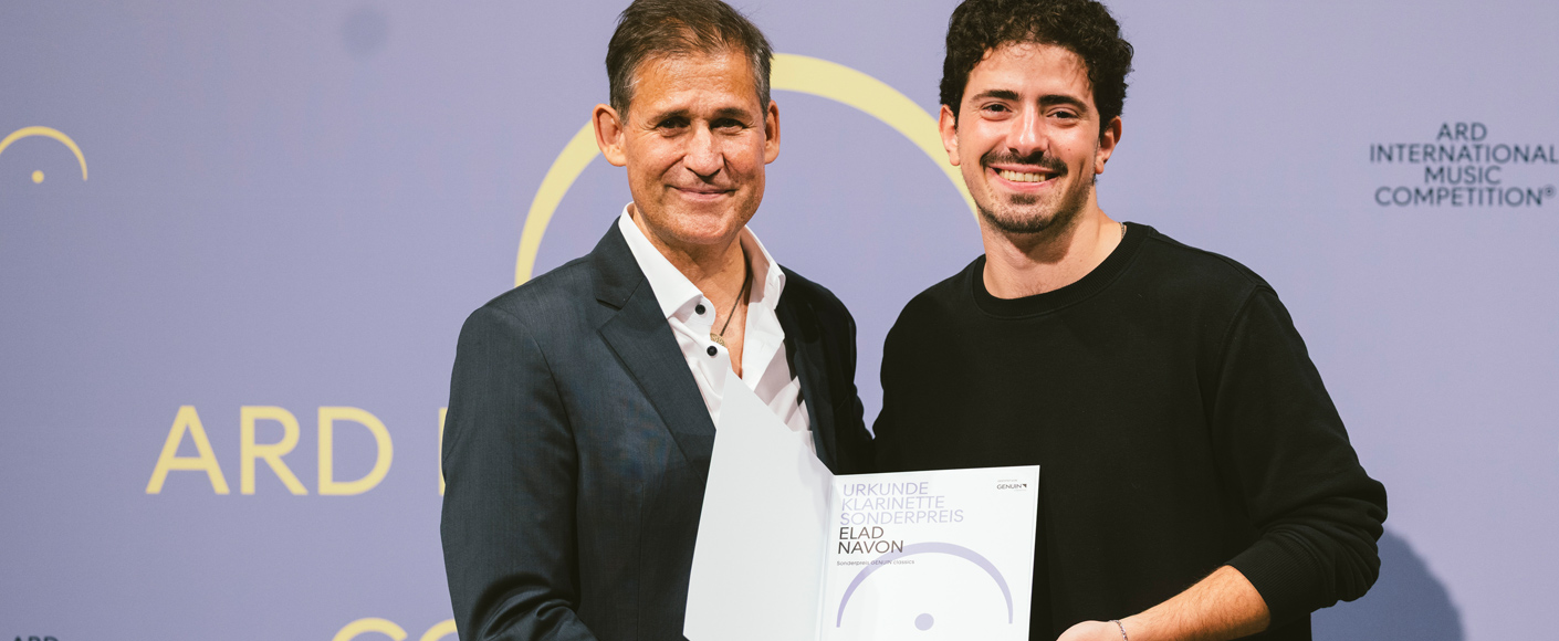 Übergabe des GENUIN-Sonderpreises beim ARD Musikwettbewerb an Elad Navon