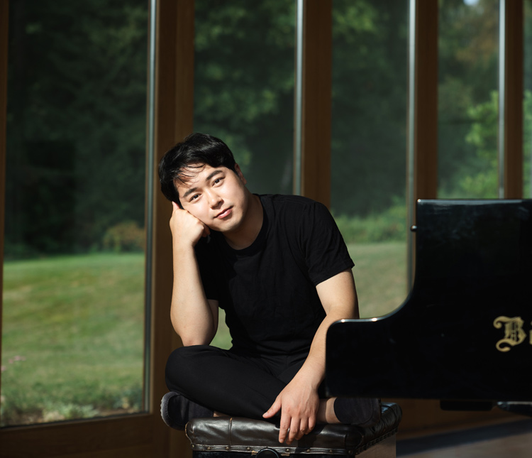 Artist photo of Minsoo Hong - Piano