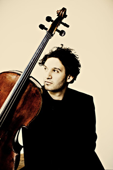 Nicolas Altstaedt erhält begehrten CREDIT SUISSE YOUNG ARTIST AWARD 2010! Nicolas Altstaedt ist Preisträger des "Credit Suisse Young Artist Award" 2010
