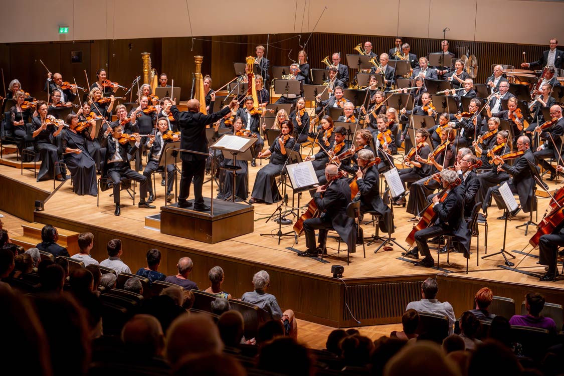 Bruckner-Zyklus mit allen Sinfonien in ihren Erstfassungen eingespielt vom MDR Sinfonieorchester unter Dennis Russell Davies
